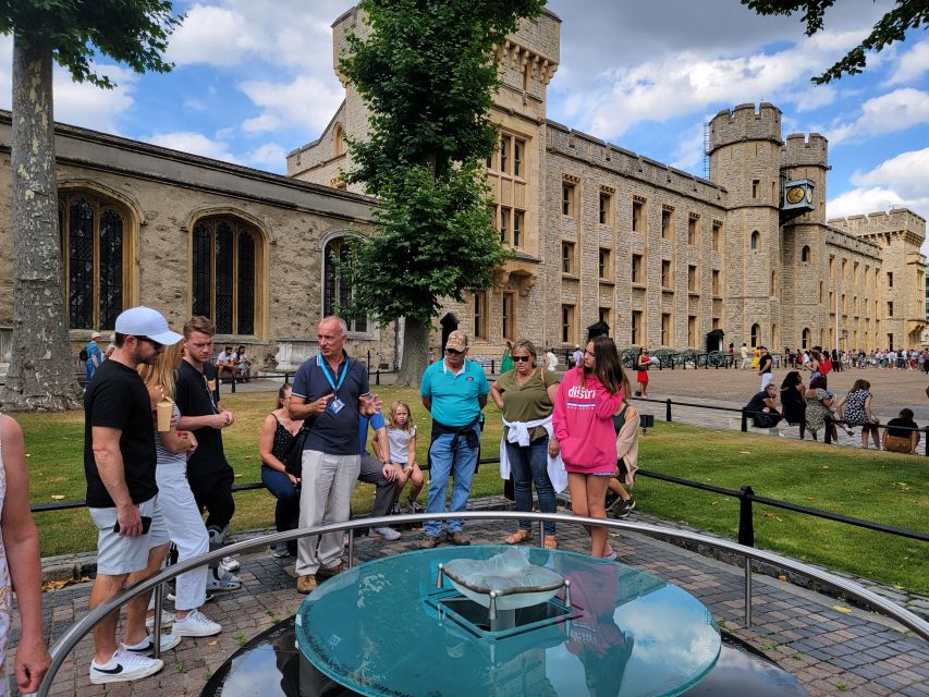 London: Tower of London Tour with Crown Jewels & Beefeaters - Guides and headsets: how the delivery affects your experience