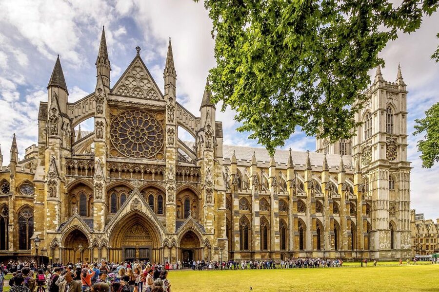 London: Vintage Bus Tour and London Eye Ticket - The guide experience: live commentary and small touches matter