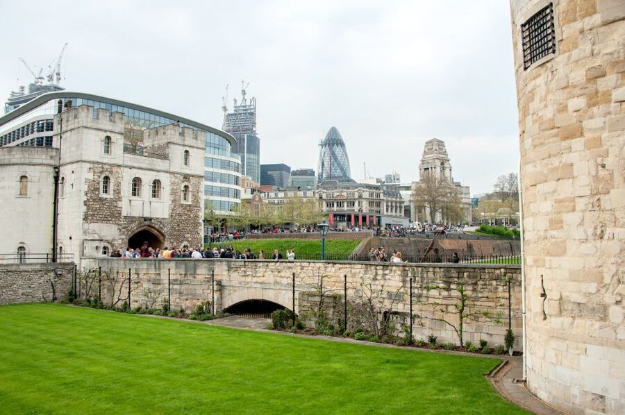 London: Vintage Bus Tour and London Eye Ticket - A 4-hour loop that covers Parliament, Palace, Westminster, and the river