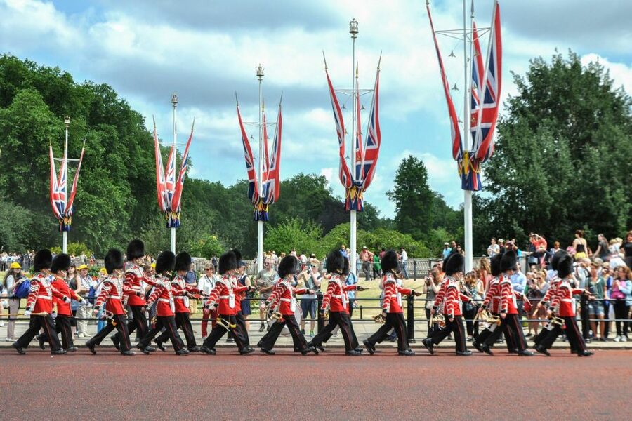 London Vintage Bus Tour, Thames Cruise, Fish & Chips - Buckingham Palace and the Changing of the Guard, AM vs photos
