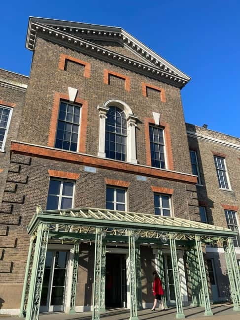 London: VIP Kensington Palace Gardens Tour & Royal High Tea - The Princess Diana Statue Moment