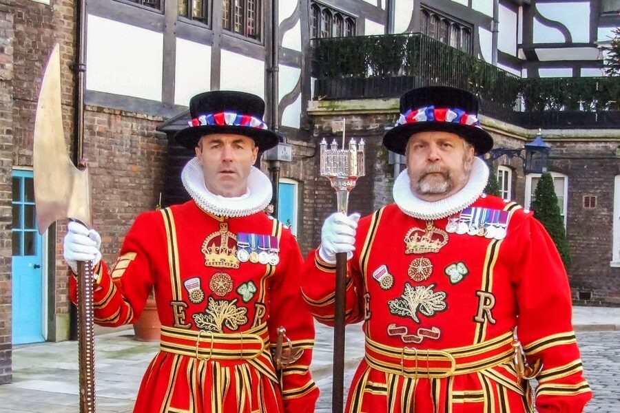 London: VIP Tower of London & Tower Bridge Early-Access Tour - Meeting at Tower Hill: Finding Your Guide and Staying On-Time