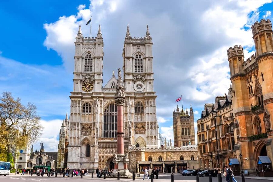 London: Westminster Abbey, Big Ben & Buckingham Guided Tour - The Abbey shop break: use it to reset, not to rush
