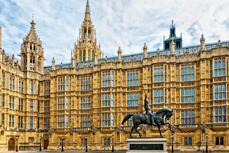 London Westminster Abbey French Tour with Fast-Track Tickets - Abbey shop break, then a walk through St James’s Park