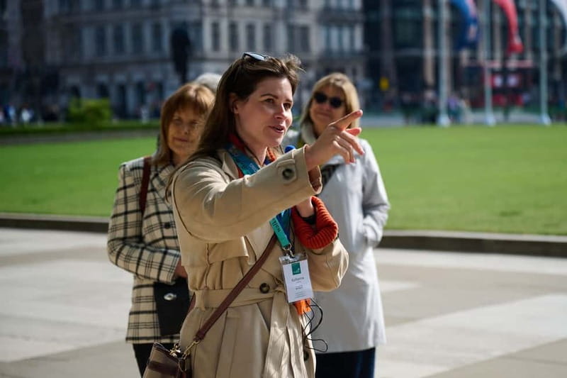 London: Westminster Abbey Tour with Guard Change & Big Ben - Small comfort details that make a crowded Abbey easier