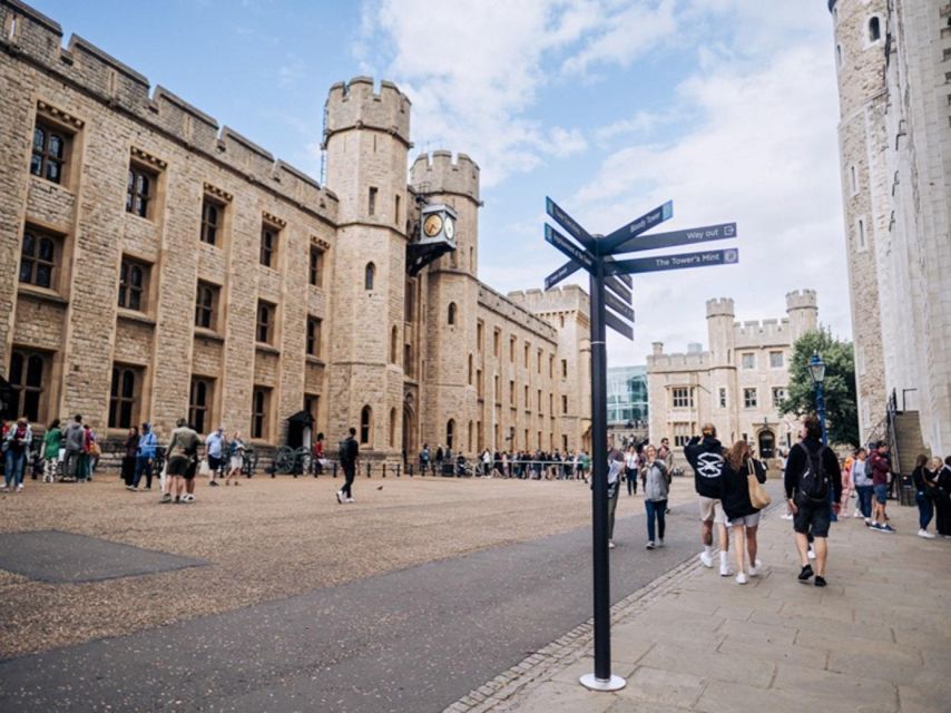 London: Westminster Abbey, Tower of London and Boat Tour - Westminster area photo stops: Downing Street, the Palace zone, and timing