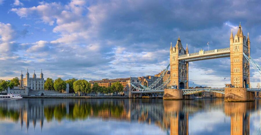 London: Westminster to Tower Bridge River Thames Cruise - Live audio commentary: the difference between a ride and a real tour