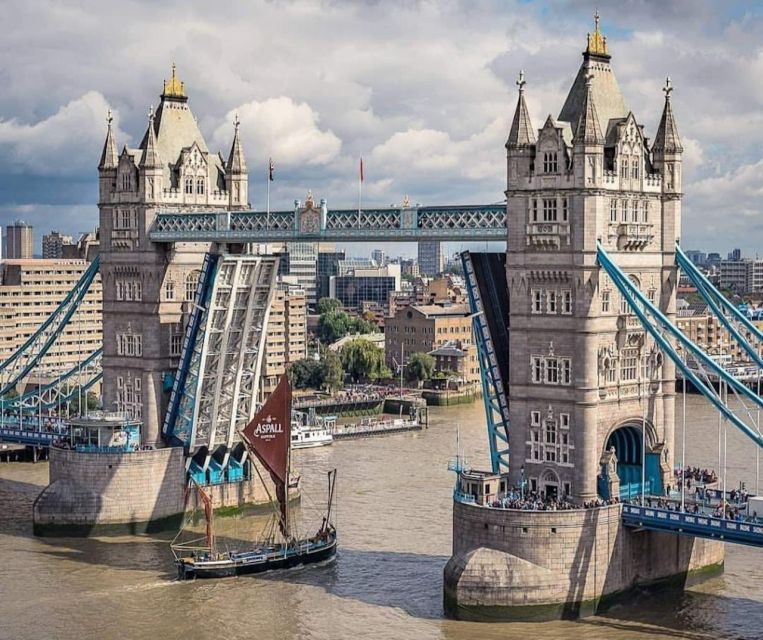 London: Westminster Walking Tour & Visit Tower Bridge - Parliament Square, Westminster Abbey, and the Big Ben Area: The Photo Stops That Matter