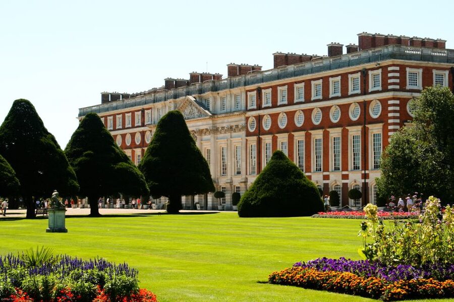London: Windsor Castle & Henry VIII's Hampton Court Palace - London Panoramic Tour, your moving intro to the city