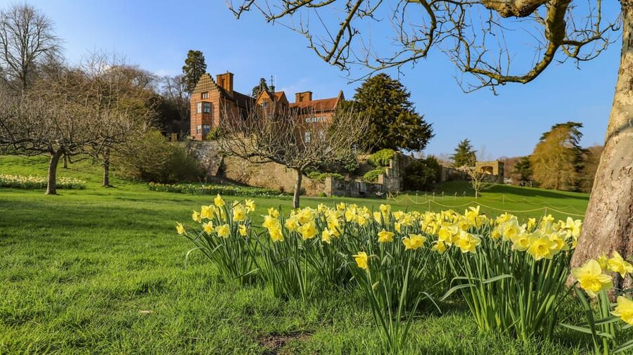 London: Winston Churchill Family Home with Transportation - Churchill’s art studio: where painting feels personal