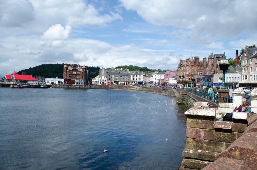 Oban, Lochs & Inveraray Full-Day Tour from Edinburgh - From Edinburgh toward Glasgow, it starts fast