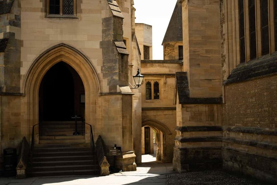 Oxford: Alumni-led Harry Potter Film Tour - Bridge of Sighs and Radcliffe Square: classic Oxford, guided properly