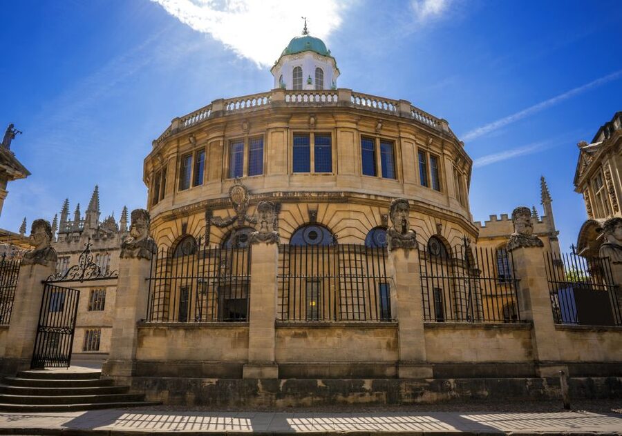 Oxford: City and Universities Express Tour & Audio Guide - Hertford College, Weston Library, and the Feeling of Living Institutions