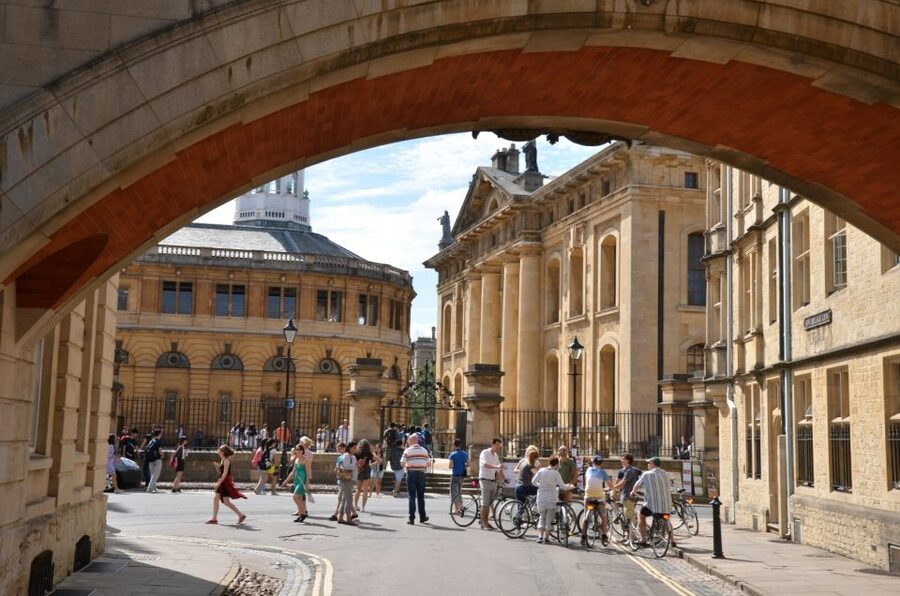 Oxford: City Bike Tour with Student Guide - Writers, scholars, and the pubs people remember