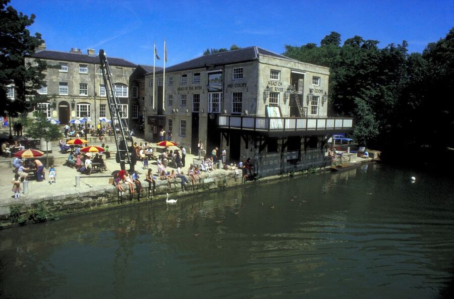 Oxford: Guided Sightseeing River Cruise - The Folly Restaurant start, ordering drinks before you board