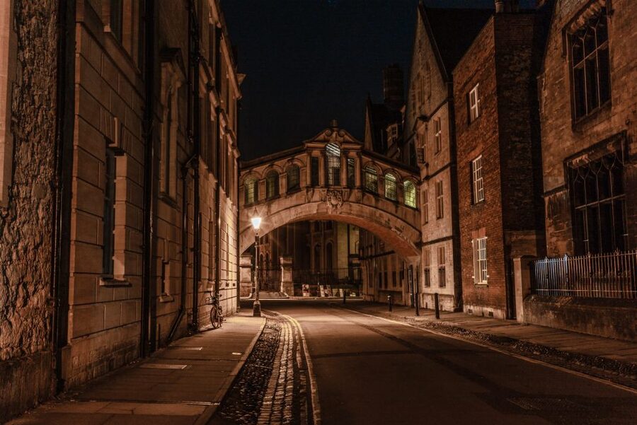 Oxford Official Ghost Tour - Meeting Your Guide at Cool Britannia Gift Shop (Broad St and Turl Street)