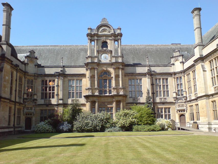 Oxford: Private City Tour & University Historical Highlights - College quadrangles and the Sheldonian Theatre, how students live and perform