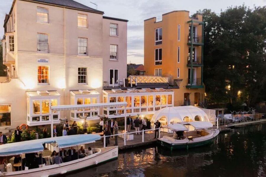 Oxford: River Cruise with 3-Course Meal - Arriving at The Folly, and starting with Prosecco
