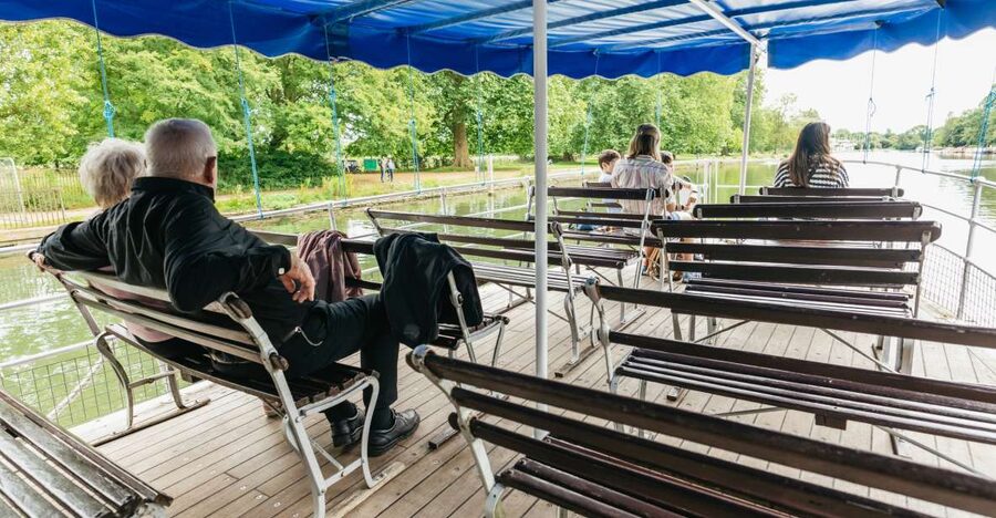 Oxford: River Thames Sightseeing Cruise - Boat types, deck levels, and dressing for a rain-or-shine Oxford day