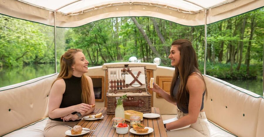 Oxford: Scenic Sightseeing Cruise with Gourmet Picnic - Thames Lock Moment and the Pub Break at an Historic Riverside Spot