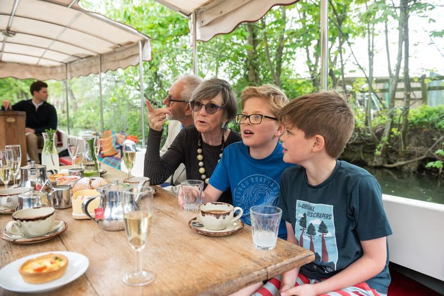 Oxford: Scenic Sightseeing Cruise with Gourmet Picnic - On-Board Comfort, Boat Handling, and Guide Energy