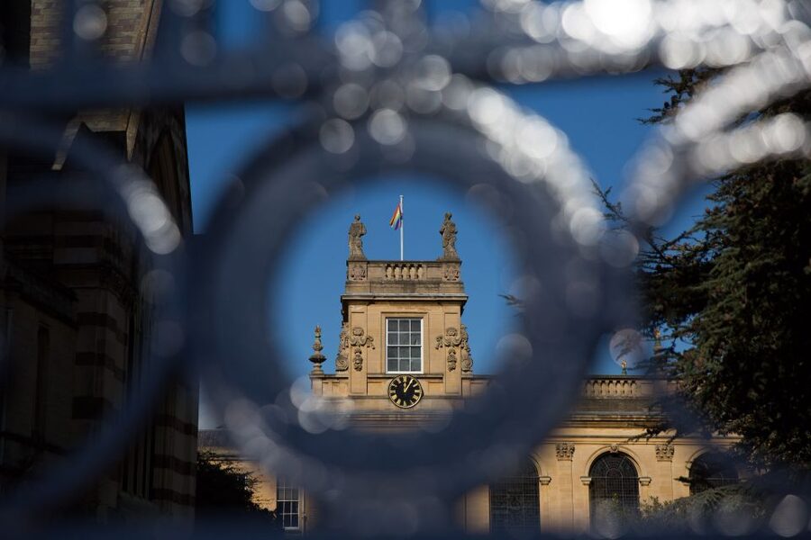 Oxford: Simply Oxford University walking Tour - Sheldonian Theatre and the Bridge of Sighs: architecture with a story