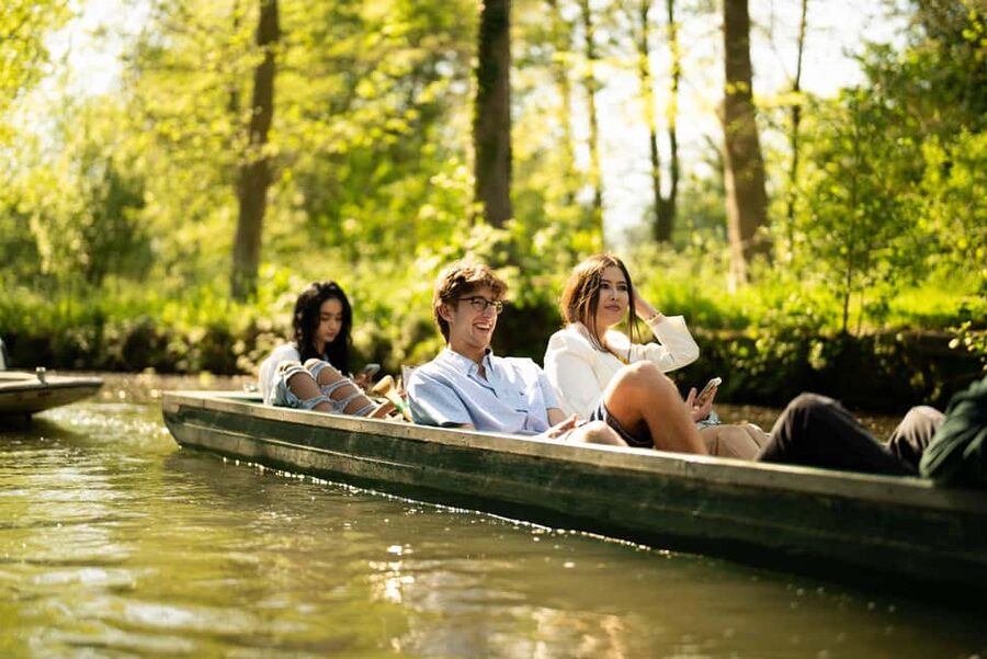 Oxford University Walk & Punt Tour by Alumni™ & New College - Meeting Point at 11 Broad Street, and How to Find Your Guide