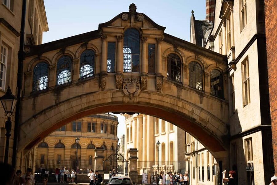 Oxford University: Walking Tour By Alumni™ & New College - Bodleian Library and the Bridge of Sighs: where you learn the meaning of the icons