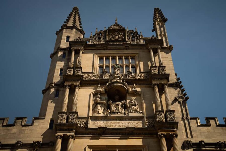 Oxford University: Walking Tour By Alumni™ & New College - Radcliffe Square and Radcliffe Camera: architecture that turns your camera into context
