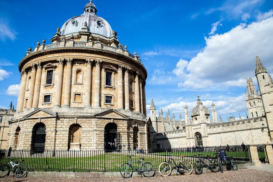 Oxford: University Walking Tour with Christ Church Visit - Meeting up in central Oxford and getting the dates in order