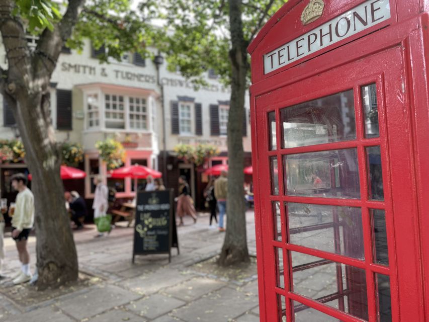 Richmond: Ted Lasso Guided Walking Tour - How the guide turns street corners into show moments