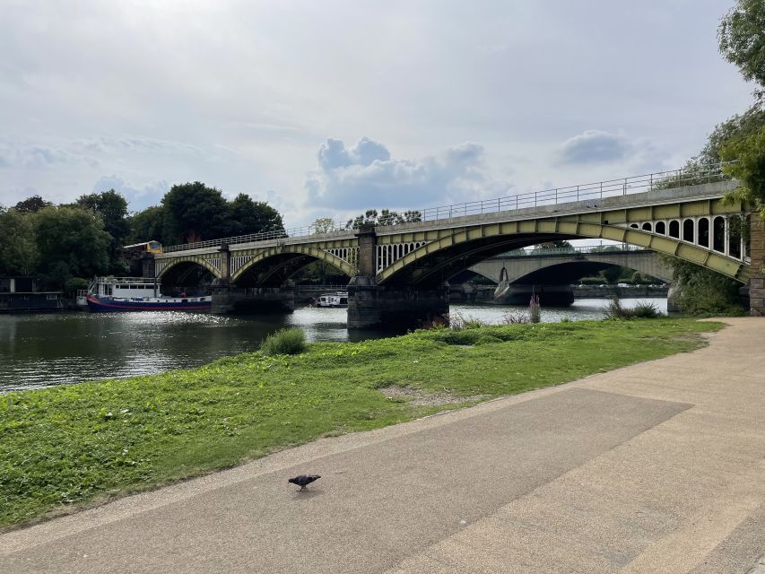 Richmond: Ted Lasso Guided Walking Tour - The River Thames finale at Keeley’s photo shoot spot