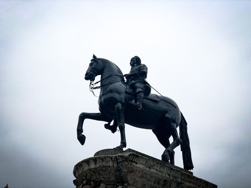 Royal London: from Saxons to Tudors & Stuarts Walking Tour - Starting at Waterstones, Trafalgar Square, and building your Saxons-to-Stuarts map
