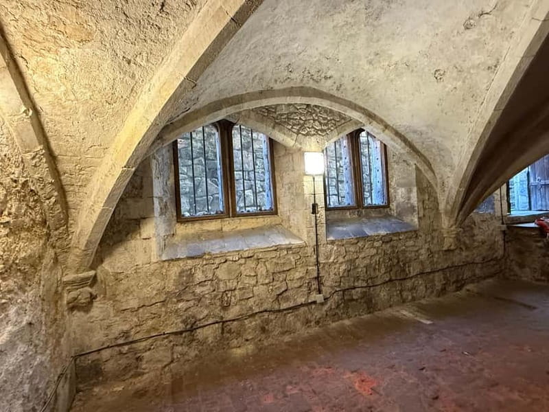 Southampton: 2 Hour Guided Walking Tour with Medieval Vaults - Practicalities that change your comfort: shoes, stairs, and underground time