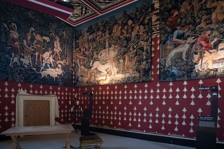 Stirling Castle: Skip-the-Line Guided Tour in Spanish - Meeting point on the Portcullis Hotel esplanade, then history starts fast