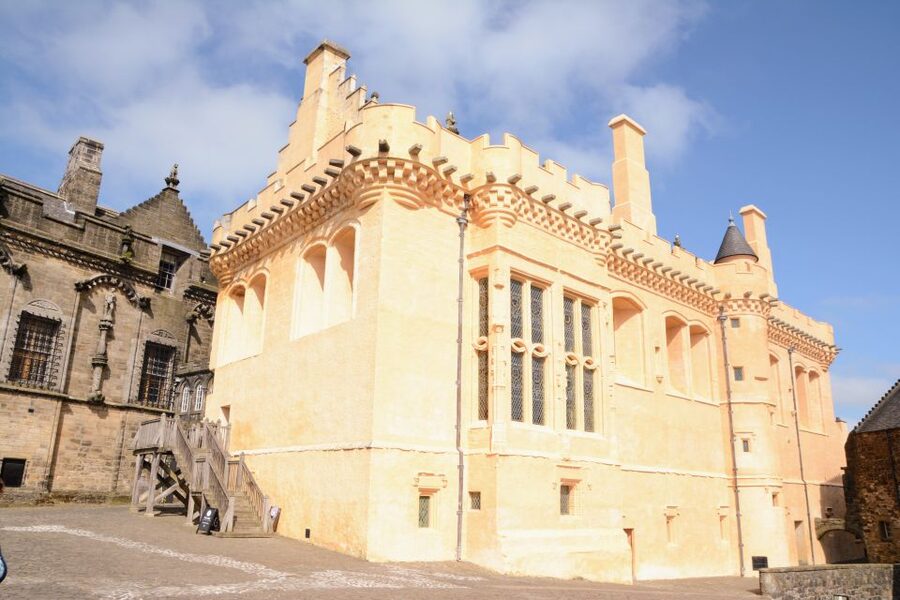 Stirling Castle: Skip-the-Line Guided Tour in Spanish - Royal palace access, plus the first Renaissance palace in Britain