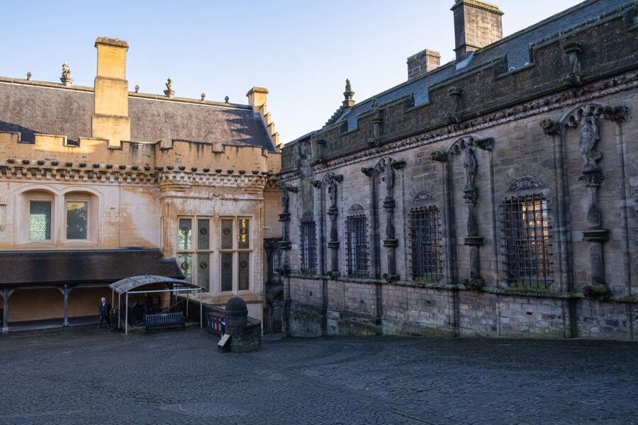 Stirling Castle: Skip-the-Line Guided Tour in Spanish - Great Hall and royal ceremony, where feasts were political