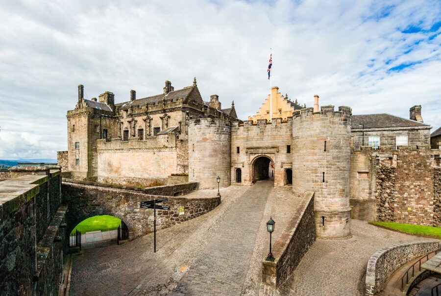 Stirling Castle: Skip-the-Line Guided Tour in Spanish - Mary Queen of Scots, coronation ground, and why the stories feel close