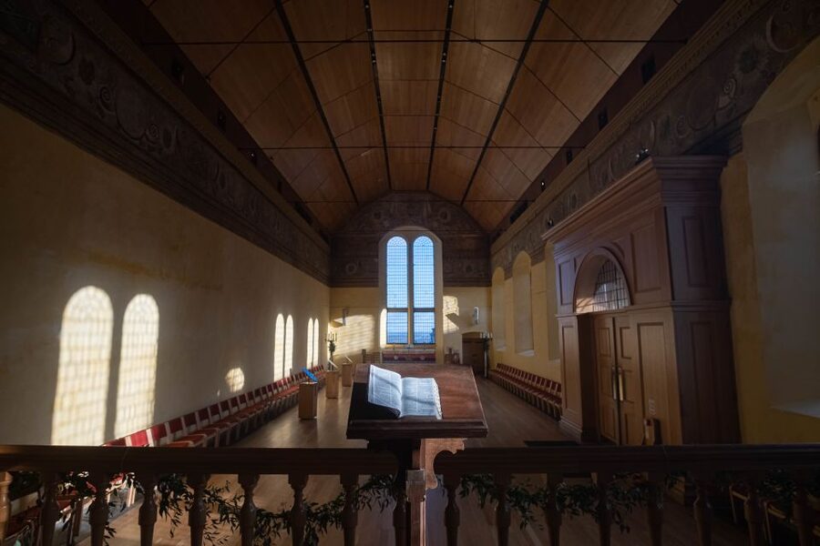 Stirling Castle: Skip-the-Line Guided Tour in Spanish - John Damian, the bird-man story, and the legends that add spice