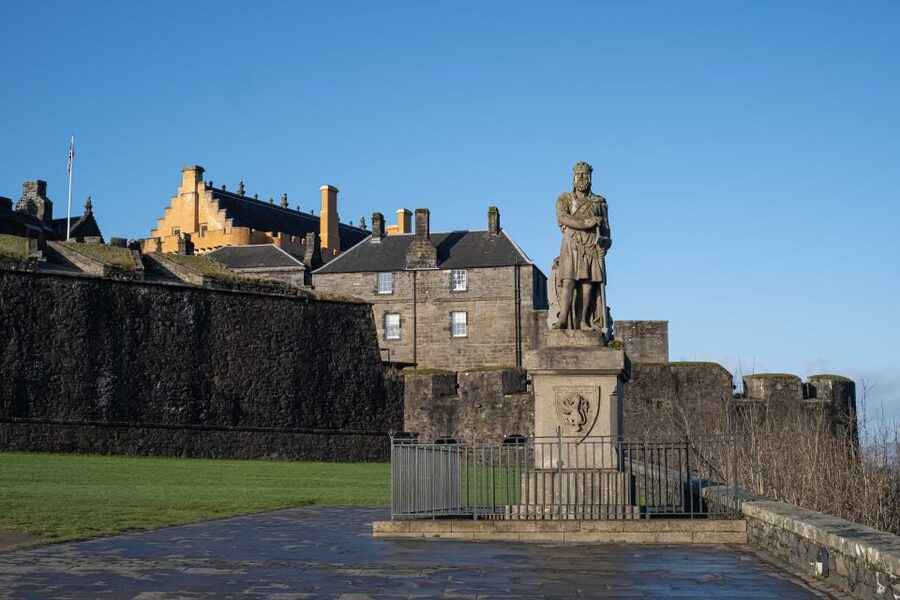 Stirling Castle: Skip-the-Line Guided Tour in Spanish - Arthur links, William of Worcester, and the fun logic of medieval storytelling