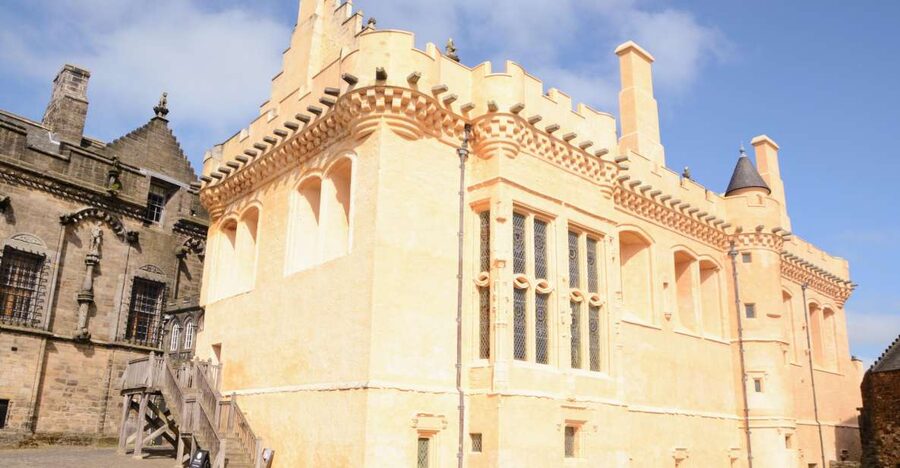 Stirling Castle: Skip-the-Line Guided Tour in Spanish - Spanish guiding style, small-group pacing, and what to listen for