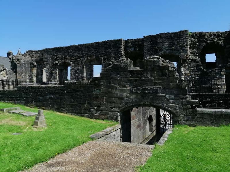 Stirling: Daily Guided Walking Tour with a Local Guide - Stirling Highland Hotel and the shift from old streets to living town life