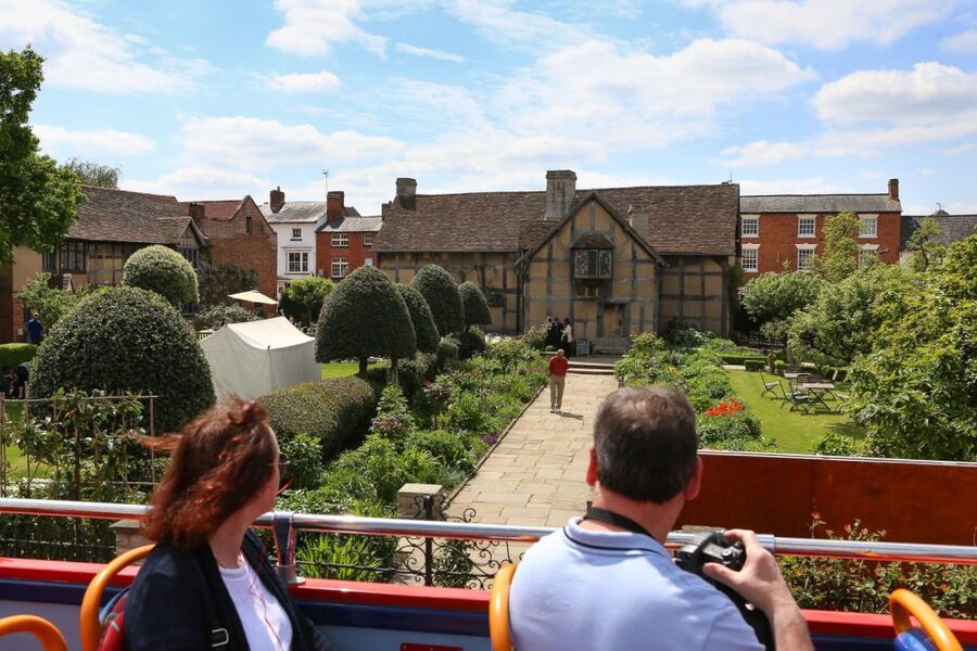 Stratford-upon-Avon:City Sightseeing Hop-On Hop-Off Bus Tour - Anne Hathaway’s cottage: the family story stop