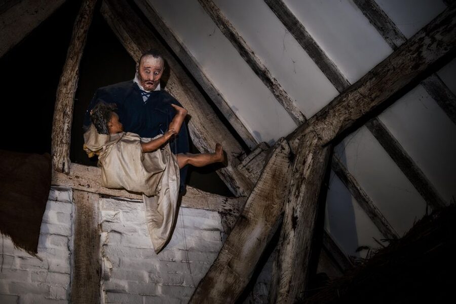 Stratford-upon-Avon: Lantern-Lit Ghost Tour at Tudor World - Stratford-upon-Avon’s dark themes, explained in a walk-through way
