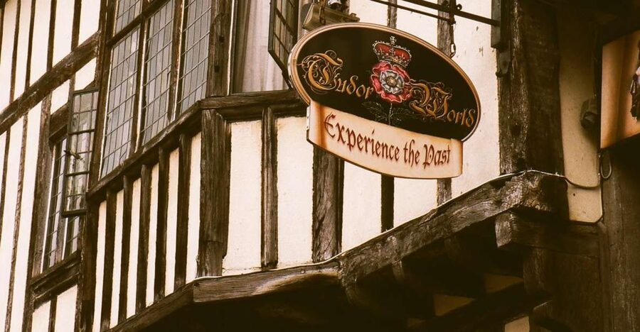Stratford-upon-Avon: Lantern-Lit Ghost Tour at Tudor World - The guide performance: where the fun and fear meet