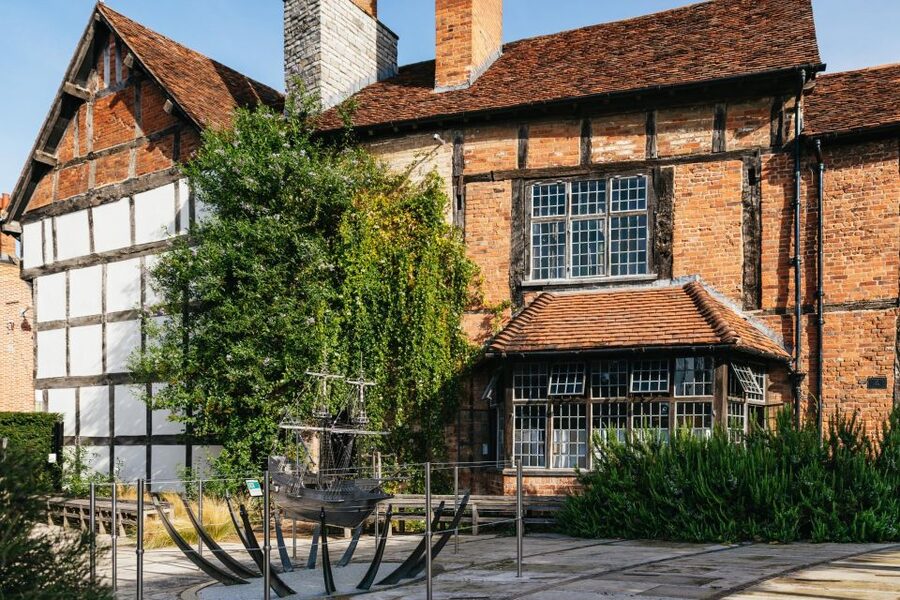Stratford-upon-Avon: Shakespeare's Birthplace Ticket - First Stop: Shakespeare Centre on Henley Street