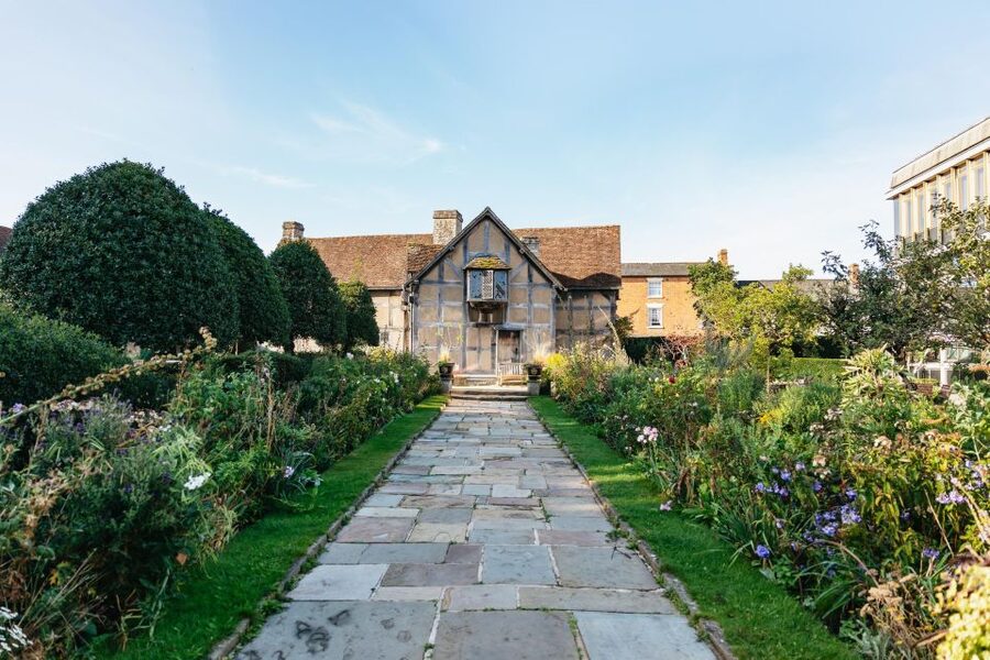 Stratford-upon-Avon: Shakespeare's Birthplace Ticket - The Staff Touch: When Guides Make It Click
