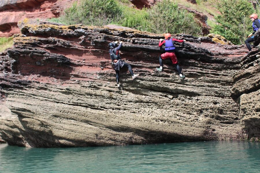 Torquay: Coasteering 5<em> Geopark Tour in Torquay – Key highlights before you go’ /></p>
<ul>
<li><strong>Maidencombe scenery and caves</strong>: expect rocky ledges, sea channels, and hidden spots along this rugged coast</li>
<li><strong>Pro kit included</strong>: wetsuit, helmet, buoyancy aid, gloves, and old shorts, plus secure storage for your things</li>
<li><strong>Coach-led confidence</strong>: Tom and the team run a safety-focused approach that helps first-timers commit to the fun</li>
<li><strong>Choice of routes</strong>: easier and more challenging options that fit different comfort levels</li>
<li><strong>Geology and wildlife talk</strong>: you’ll learn what makes this coast special, while also spotting local wildlife</li>
<li><strong>Photos included</strong>: complimentary photos are a rare treat and make it easier to remember the best moments</li>
</ul>
<h2 id="first-steps-at-the-thatched-tavern-in-maidencombe">First steps at The Thatched Tavern in Maidencombe</h2>
<p><img width="900" height="599" decoding="async" src=