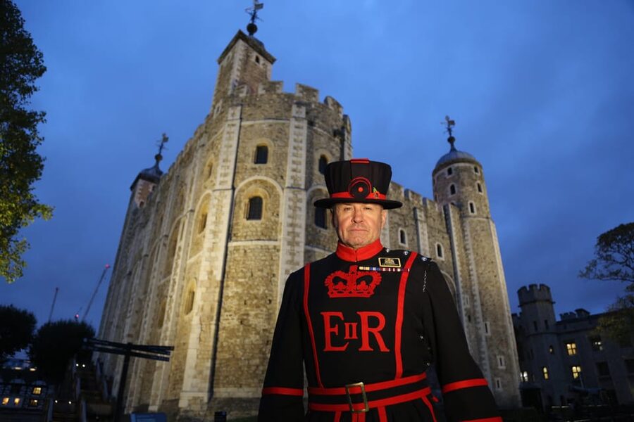 Tower of London: After-Hours Tour with Ceremony of the Keys - Your 105-minute loop: wards, White Tower photo stop, and key exterior sites