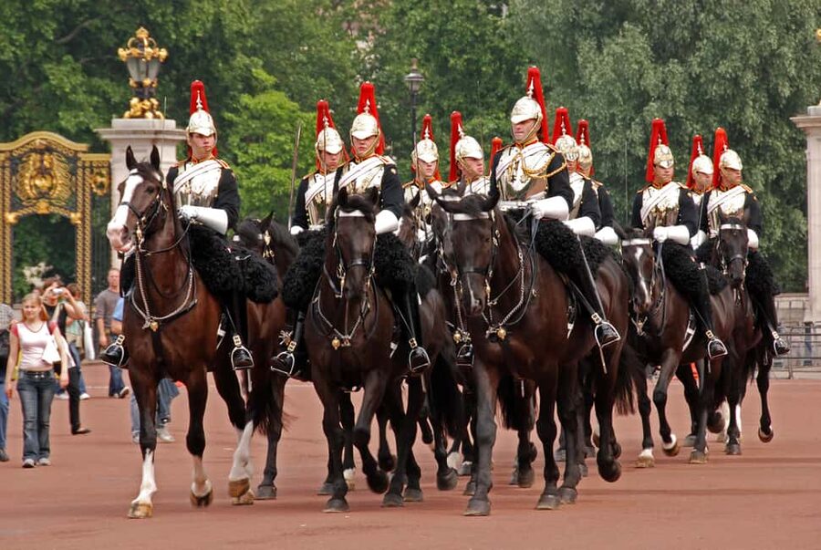 Tower of London: Beefeater Opening Ceremony & Crown Jewels - From 2026: Self-Guided Tower Access with a Pop Guide Audio App